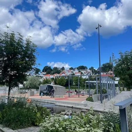 Stilfull Bolig Med 4 Soverom - Naer Sentrum Med Parkering * 아렌달
