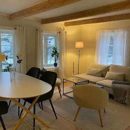 Stilfull Bolig Med 4 Soverom - Naer Sentrum Med Parkering Daire Arendal