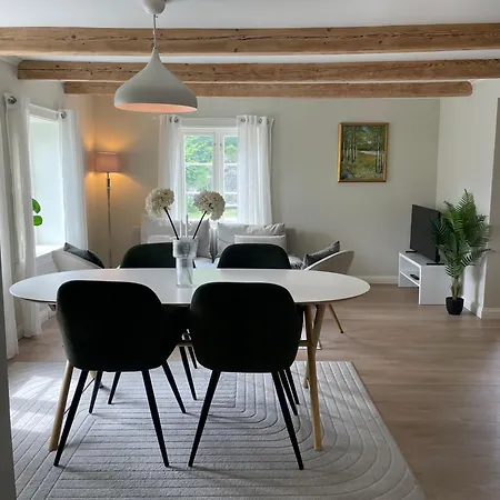 Stilfull Bolig Med 4 Soverom - Naer Sentrum Med Parkering 아파트 아렌달