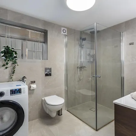 Stilfull Bolig Med 4 Soverom - Naer Sentrum Med Parkering 아파트 아렌달