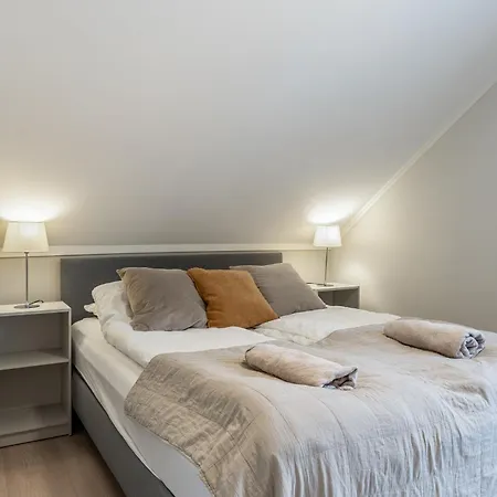 Stilfull Bolig Med 4 Soverom - Naer Sentrum Med Parkering