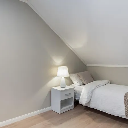 Stilfull Bolig Med 4 Soverom - Naer Sentrum Med Parkering 아파트 아렌달