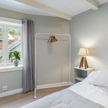 Stilfull Bolig Med 4 Soverom - Naer Sentrum Med Parkering *
