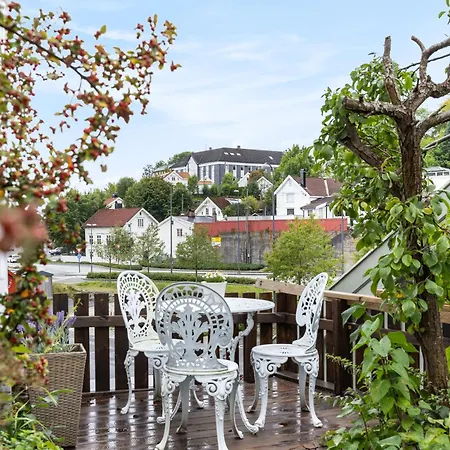 Stilfull Bolig Med 4 Soverom - Naer Sentrum Med Parkering
