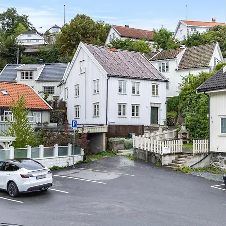 Stilfull Bolig Med 4 Soverom - Naer Sentrum Med Parkering *