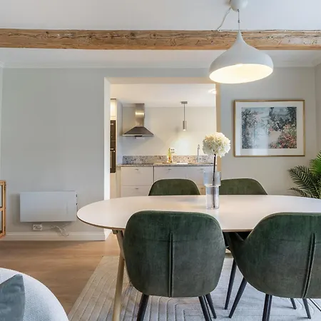 Stilfull Bolig Med 4 Soverom - Naer Sentrum Med Parkering 아렌달
