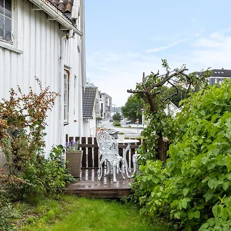 Stilfull Bolig Med 4 Soverom - Naer Sentrum Med Parkering