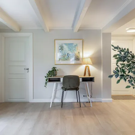 Stilfull Bolig Med 4 Soverom - Naer Sentrum Med Parkering 아렌달