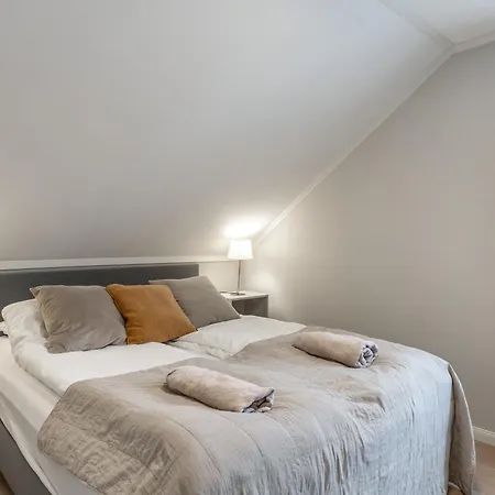 Stilfull Bolig Med 4 Soverom - Naer Sentrum Med Parkering *