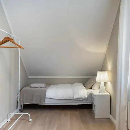 Stilfull Bolig Med 4 Soverom - Naer Sentrum Med Parkering