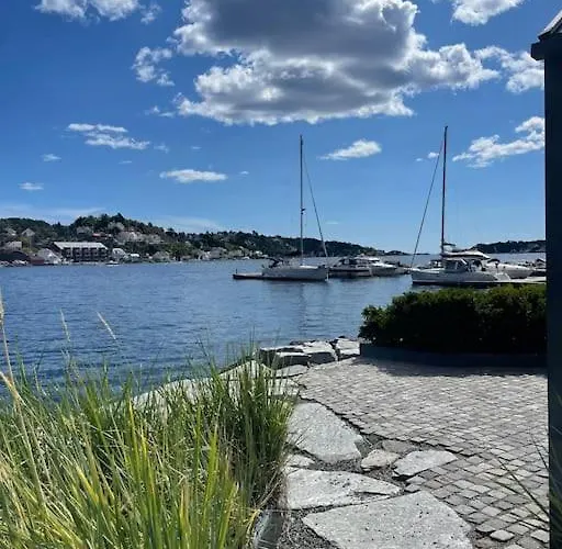 Stilfull Bolig Med 4 Soverom - Naer Sentrum Med Parkering