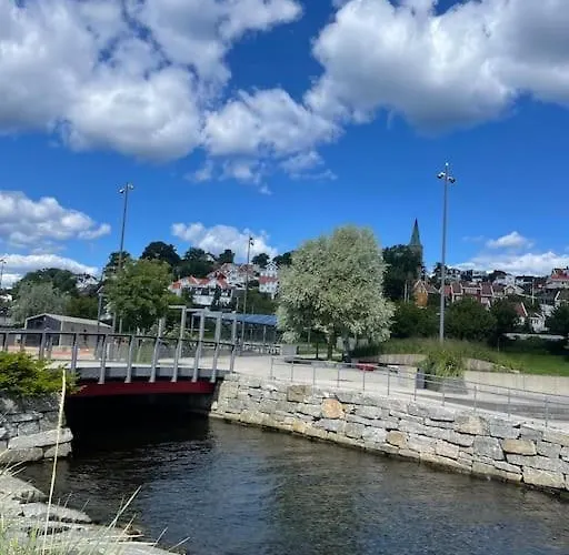 Stilfull Bolig Med 4 Soverom - Naer Sentrum Med Parkering *
