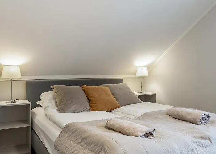 Stilfull Bolig Med 4 Soverom - Naer Sentrum Med Parkering