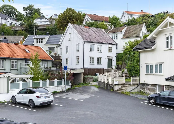 Stilfull Bolig Med 4 Soverom - Naer Sentrum Med Parkering *