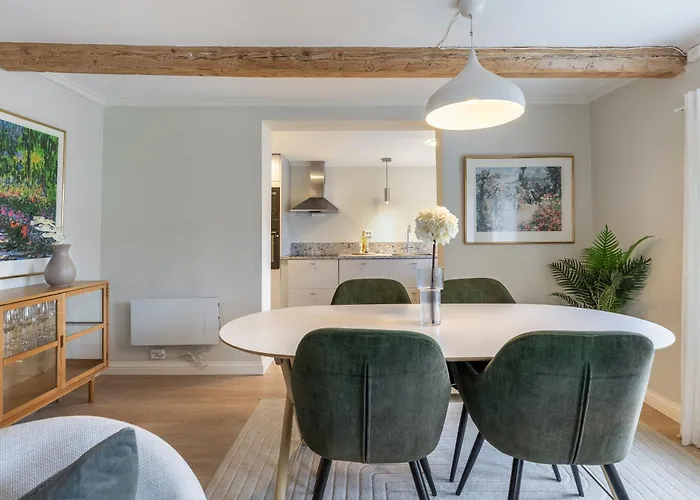 Stilfull Bolig Med 4 Soverom - Naer Sentrum Med Parkering Arendal