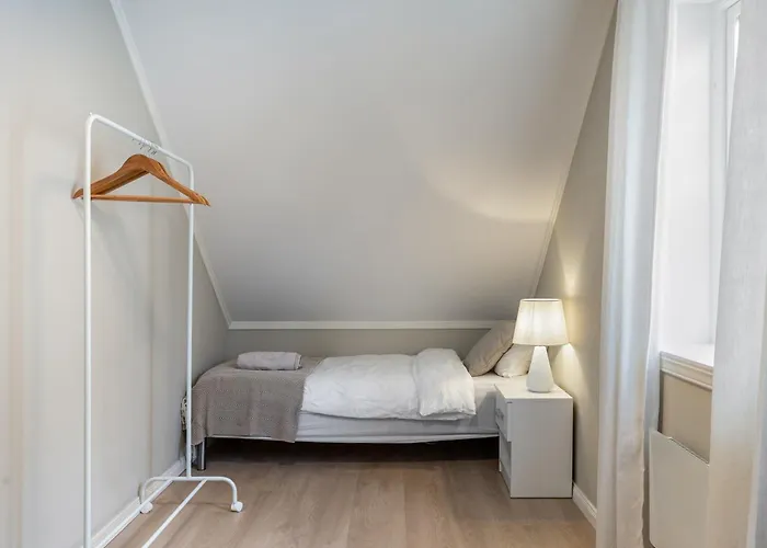 Stilfull Bolig Med 4 Soverom - Naer Sentrum Med Parkering