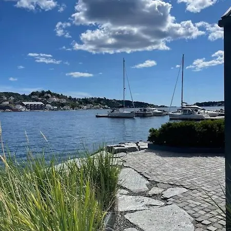 Stilfull Bolig Med 4 Soverom - Naer Sentrum Med Parkering