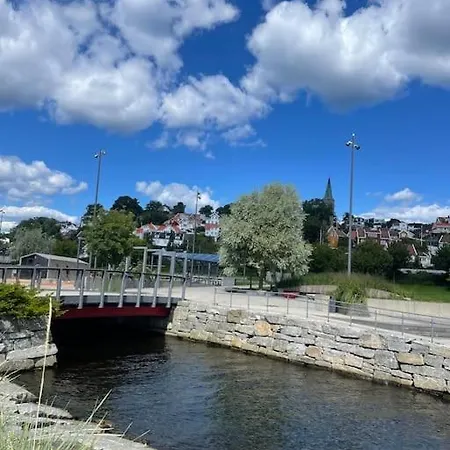 Stilfull Bolig Med 4 Soverom - Naer Sentrum Med Parkering *