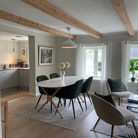 Appartamento Stilfull Bolig Med 4 Soverom - Naer Sentrum Med Parkering *