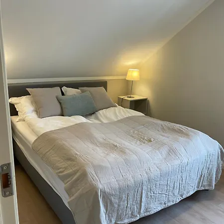 Stilfull Bolig Med 4 Soverom - Naer Sentrum Med Parkering Arendal