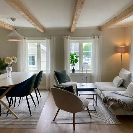 Stilfull Bolig Med 4 Soverom - Naer Sentrum Med Parkering * Arendal