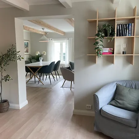 Stilfull Bolig Med 4 Soverom - Naer Sentrum Med Parkering *